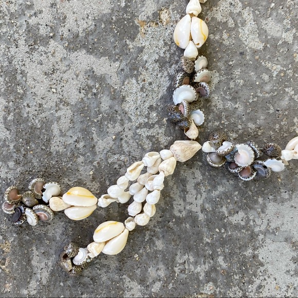 Neutral Vintage Jewelry Lot - 3 Necklaces, 1 Earrings - Picture 12 of 13